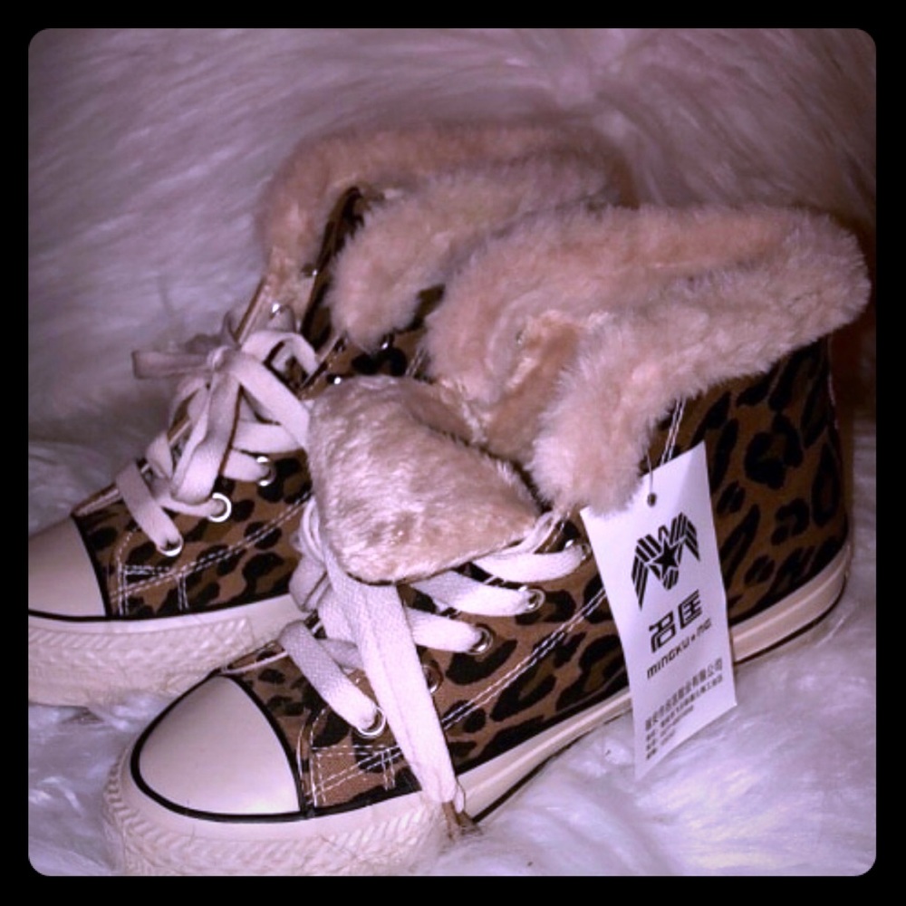 Beautiful faux fur Leopard sneakers. Size 6